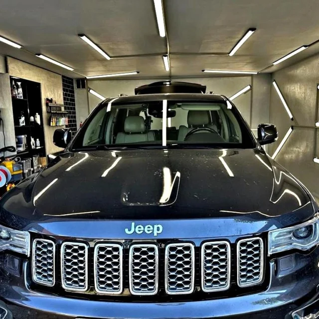 Klient, který nám svěřil svůj vůz značky Jeep na kompletní čištění suchou párou včetně ošetření světlého koženého interiéru. Suchou párou vám rádi vyčistíme i klimatizaci vozidla.