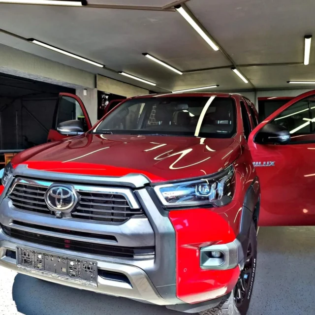 Další ukázka z kompletního čištění vozu Toyota Hilux.