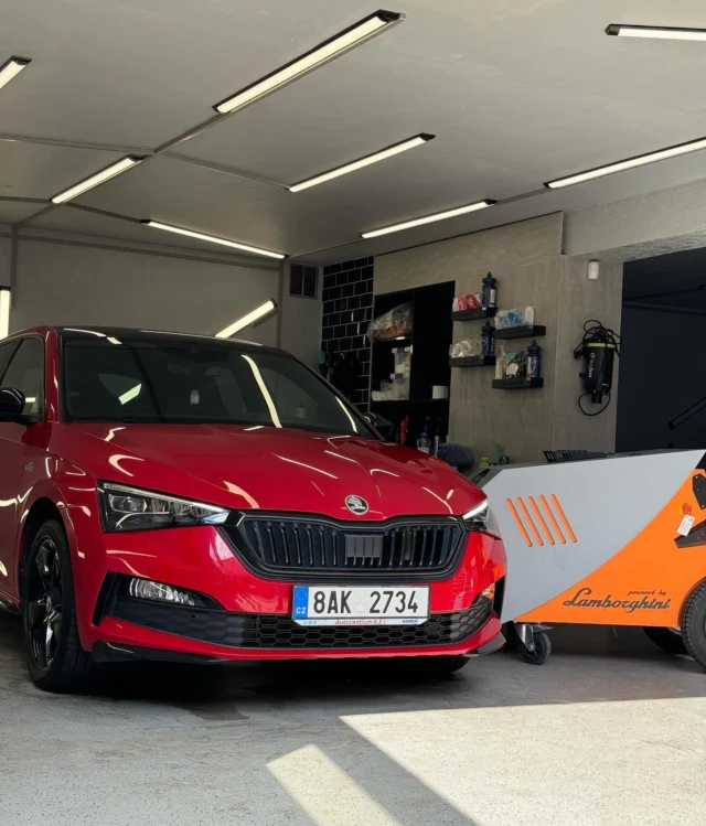 Výsledek kompletního čištění za využití suché páry parního stroje Fortador by Lamborghini!
Úkony provedené na automobilu Škoda Scala:
- detailní čištění interiéru: vysátí, vyčištění plastů, mezidveřních prostor a impregnace plastů.
- tepování suchou parou: podlahy, koberečků, sedadel, bezpečnostních pásů a kufru.
- rozleštění vnitřní strany oken a zpětných zrcátek.
- kontrolní vysátí vozu.
- úmytí karoserie vozidla suchou parou po každém úkonu.
Děkujeme našemu klientovi za projevenou důvěru a těšíme se na další vzájemnou spolupráci.
#fortador #lamborghini #škoda #steamcleaning