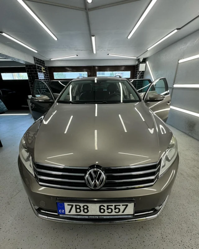Výsledek kompletního čištění za využití suché páry parního stroje Fortador by Lamborghini!
Úkony provedené na automobilu Volkswagen Passat kombi:
- detailní čištění interiéru: vysátí, vyčištění plastů, mezidveřních prostor a impregnace plastů.
- tepování suchou parou: podlahy, koberečků, bezpečnostních pásů a kufru.
- rozleštění vnitřní strany oken a zpětných zrcátek.
- kontrolní vysátí vozu.
- úmytí karoserie vozidla suchou parou po každém úkonu.
Děkujeme našemu klientovi za projevenou důvěru a těšíme se na další vzájemnou spolupráci.